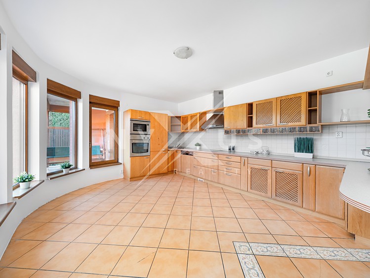 Prodej rodinného domu 345 m², pozemek 920 m² - foto 4