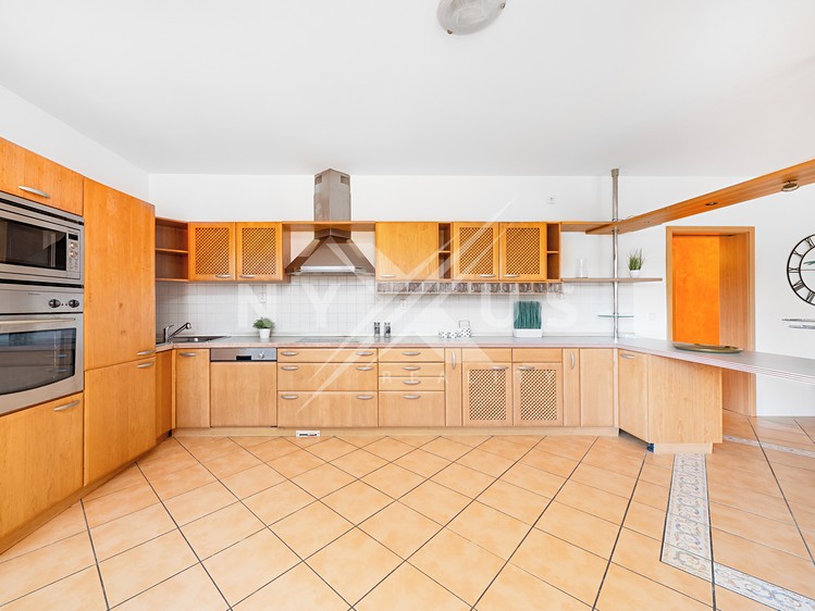 Prodej rodinného domu 345 m², pozemek 920 m² - foto 5