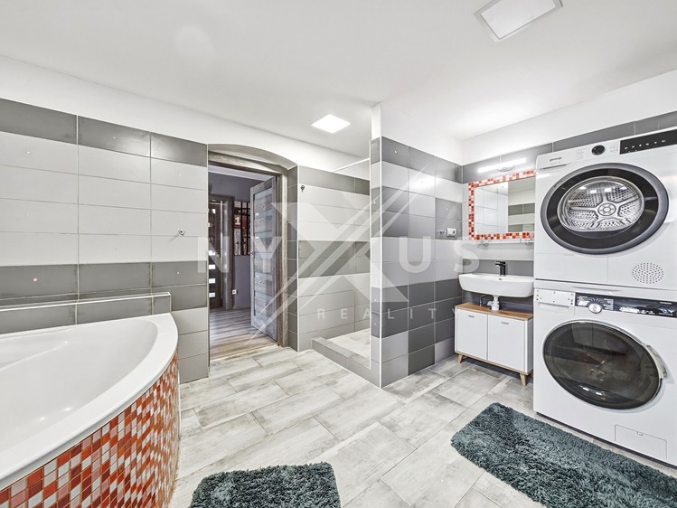 Prodej rodinného domu 400 m², pozemek 611 m² - foto 7