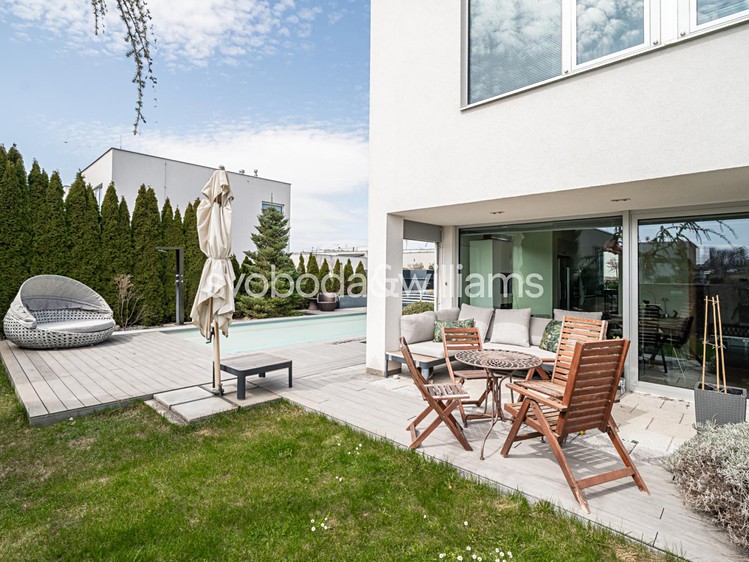 Prodej rodinného domu 147 m², pozemek 445 m² - foto 1