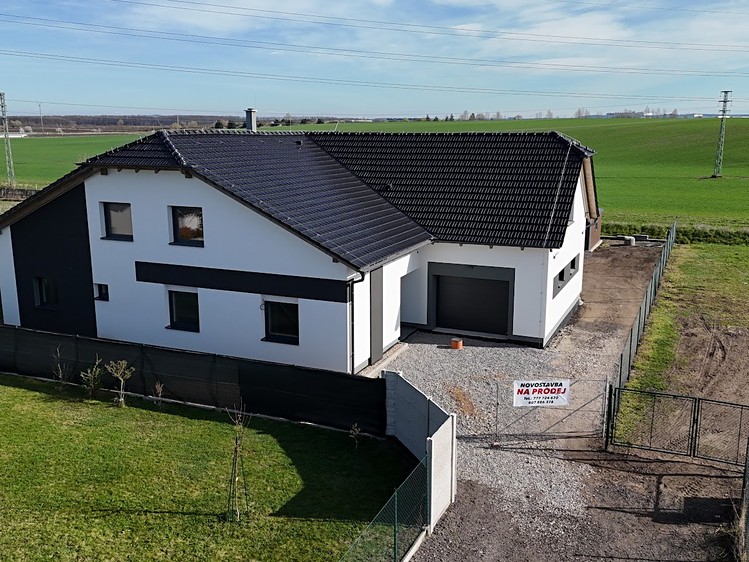 Prodej rodinného domu 215 m², pozemek 1 007 m² - foto 1