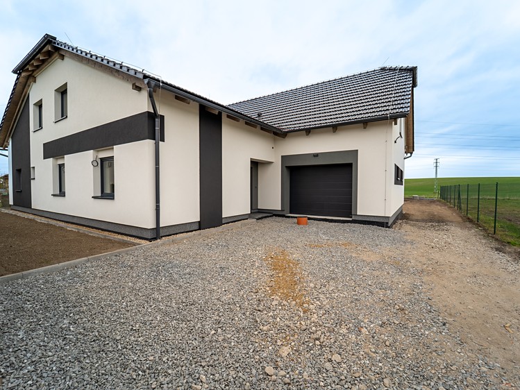 Prodej rodinného domu 215 m², pozemek 1 007 m² - foto 2