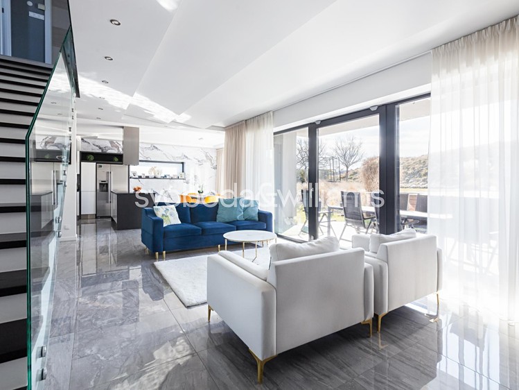 Prodej rodinného domu 203 m², pozemek 1 465 m² - foto 3