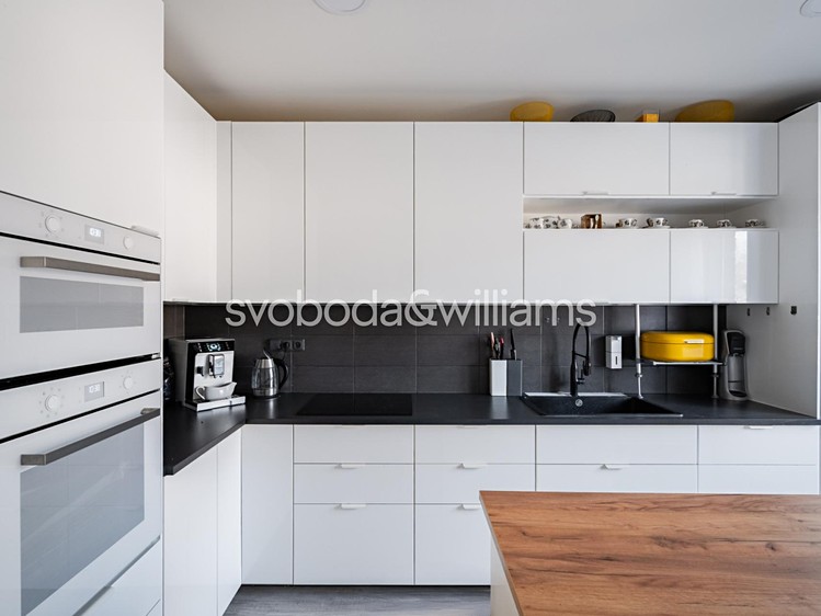 Prodej rodinného domu 440 m², pozemek 732 m² - foto 4