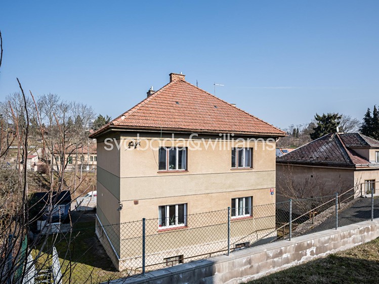 Prodej rodinného domu 440 m², pozemek 732 m² - foto 1