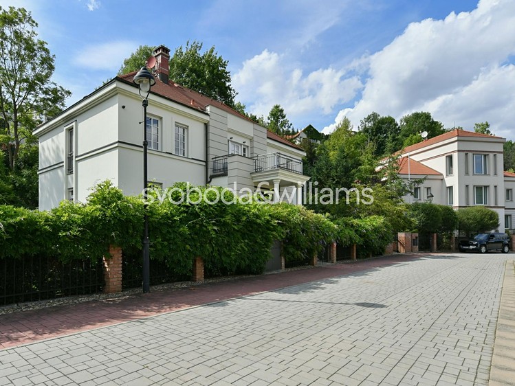 Prodej rodinného domu 459 m², pozemek 1 067 m² - foto 1