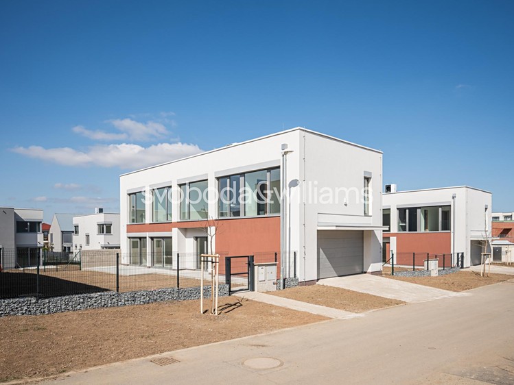 Prodej rodinného domu 225 m², pozemek 366 m² - foto 2