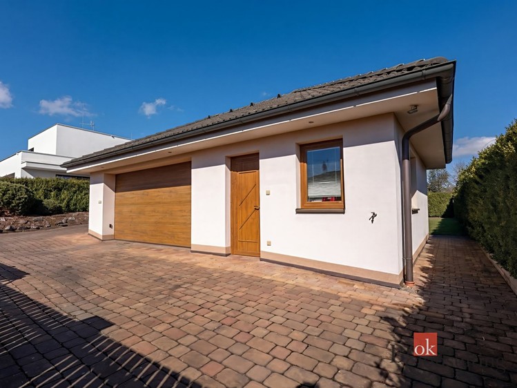 Prodej rodinného domu 260 m², pozemek 998 m² - foto 3