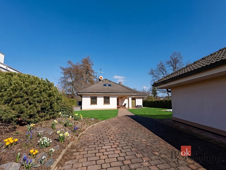 Prodej rodinného domu 260 m², pozemek 998 m² - foto 2