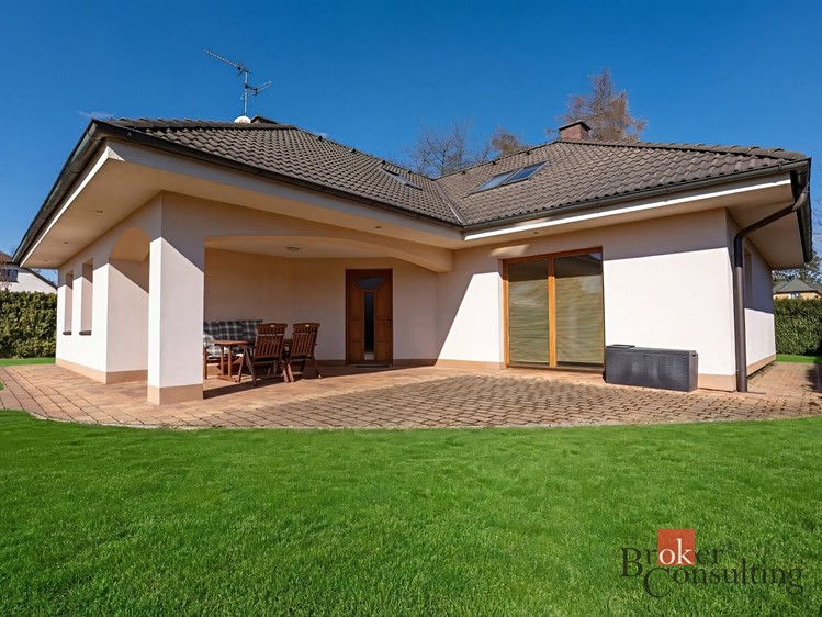 Prodej rodinného domu 260 m², pozemek 998 m² - foto 1