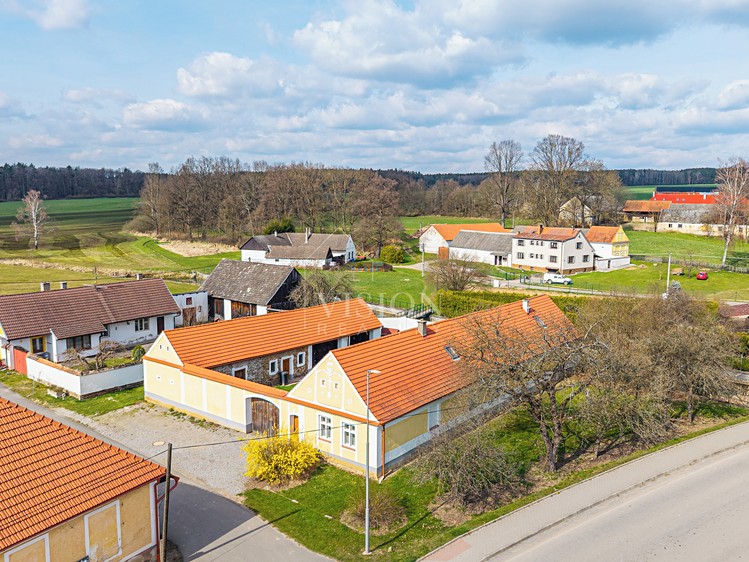 Prodej rodinného domu 248 m², pozemek 821 m² - foto 1