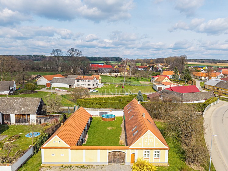 Prodej rodinného domu 248 m², pozemek 821 m² - foto 2