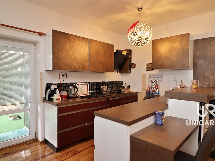Prodej rodinného domu 233 m², pozemek 651 m² - foto 2