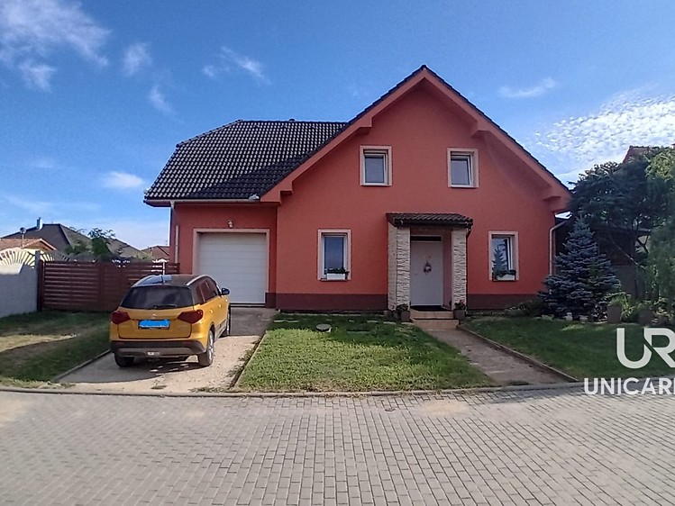 Prodej rodinného domu 233 m², pozemek 651 m² - foto 1