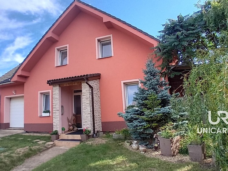 Prodej rodinného domu 233 m², pozemek 651 m² - foto 3