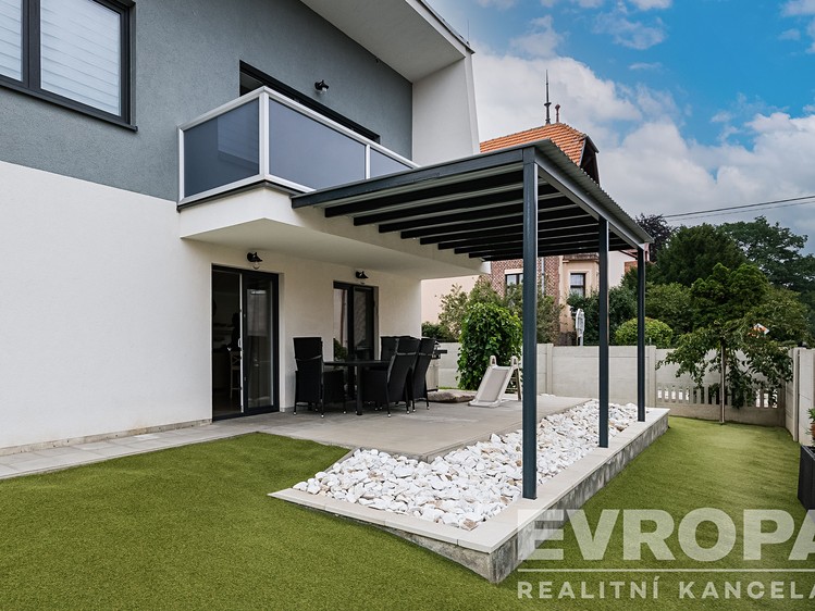 Prodej vícegeneračního domu 195 m², pozemek 662 m² - foto 2