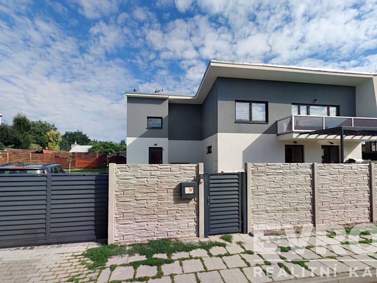 Prodej vícegeneračního domu 195 m², pozemek 662 m² - foto 1