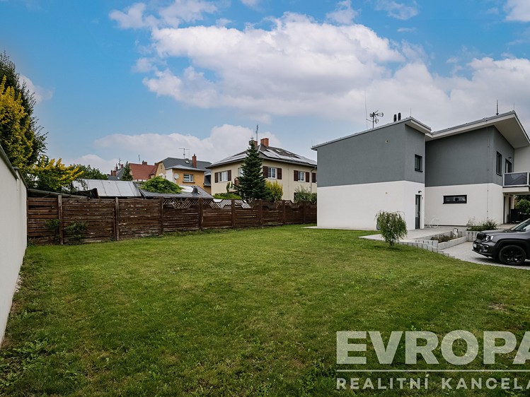 Prodej vícegeneračního domu 195 m², pozemek 662 m² - foto 3