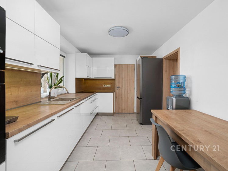 Prodej vícegeneračního domu 190 m², pozemek 598 m² - foto 4