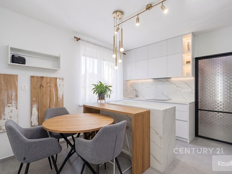 Prodej rodinného domu 227 m², pozemek 227 m² - foto 1