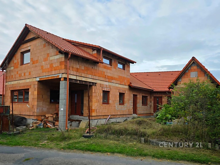 Prodej vícegeneračního domu 233 m², pozemek 1 748 m² - foto 2