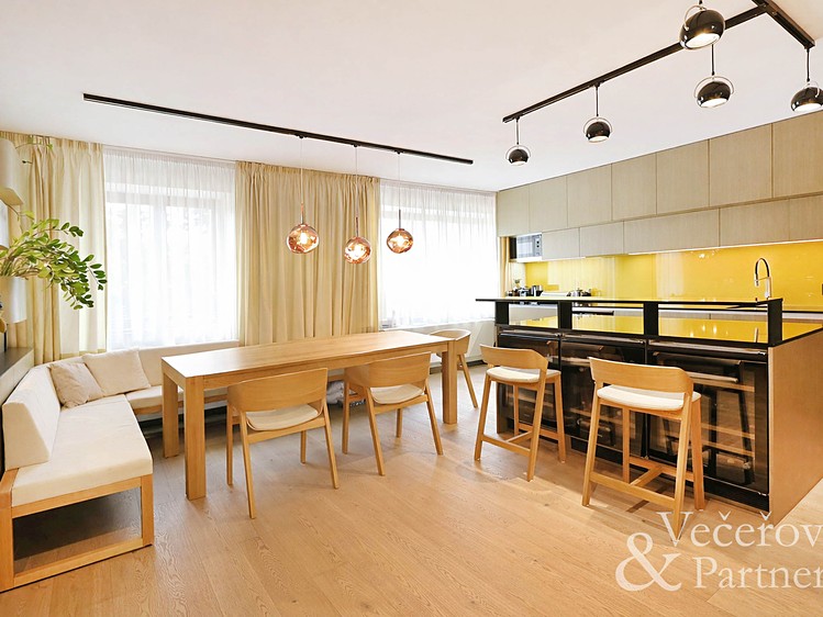 Prodej rodinného domu 310 m², pozemek 779 m² - foto 2