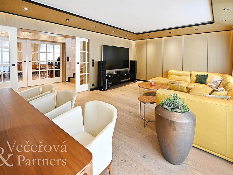 Prodej rodinného domu 310 m², pozemek 779 m² - foto 5