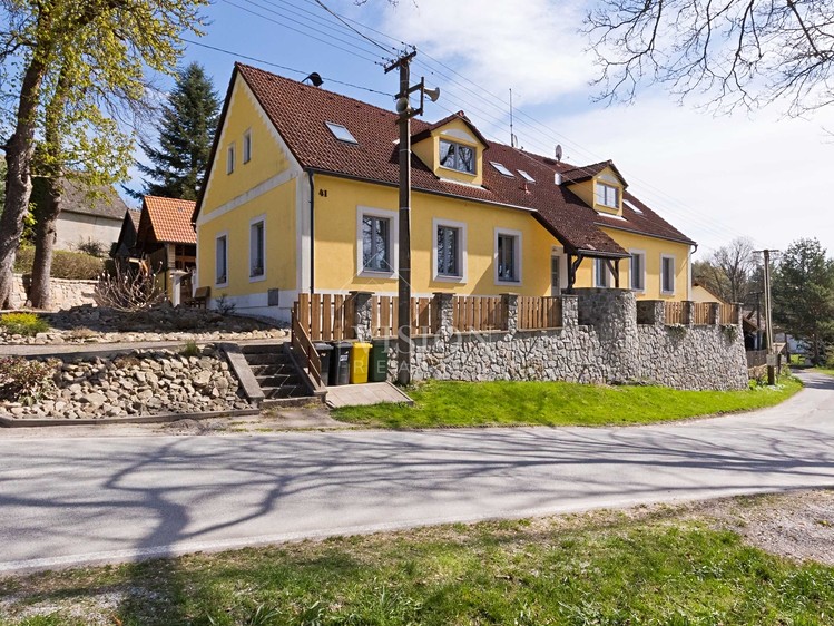 Prodej rodinného domu 509 m², pozemek 749 m² - foto 1