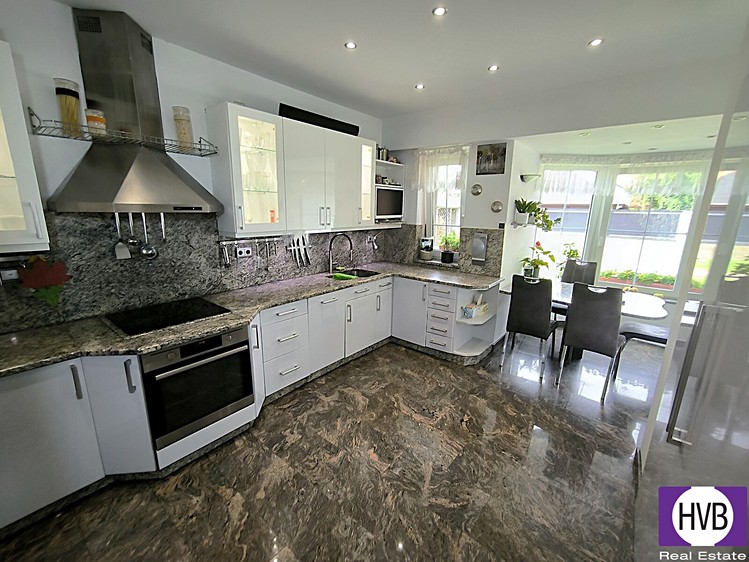Prodej rodinného domu 340 m², pozemek 1 126 m² - foto 1