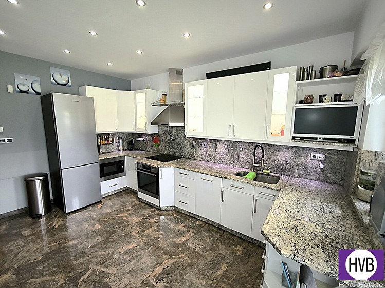 Prodej rodinného domu 340 m², pozemek 1 126 m² - foto 8