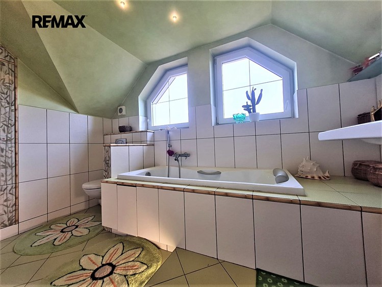 Prodej rodinného domu 217 m², pozemek 1 917 m² - foto 8