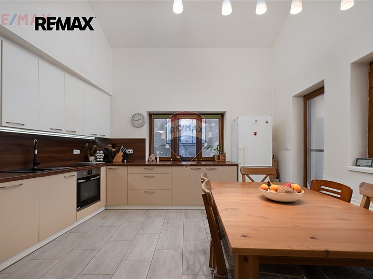 Prodej rodinného domu 193 m², pozemek 675 m² - foto 3