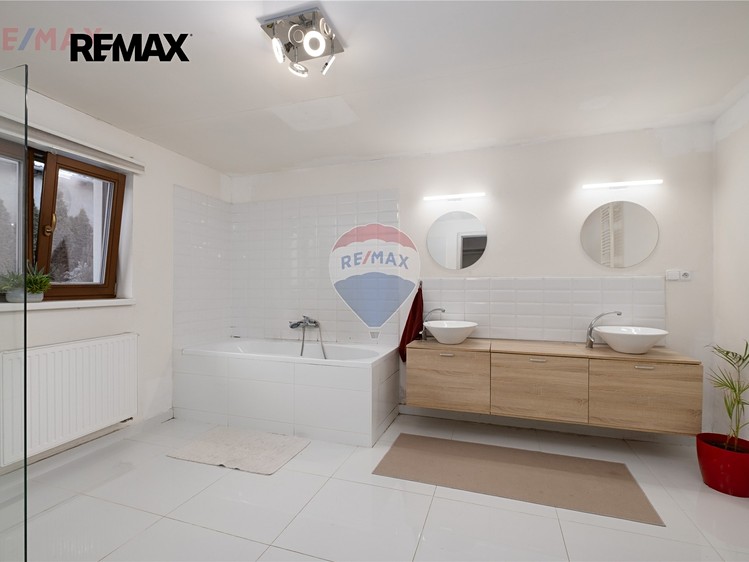 Prodej rodinného domu 193 m², pozemek 675 m² - foto 2