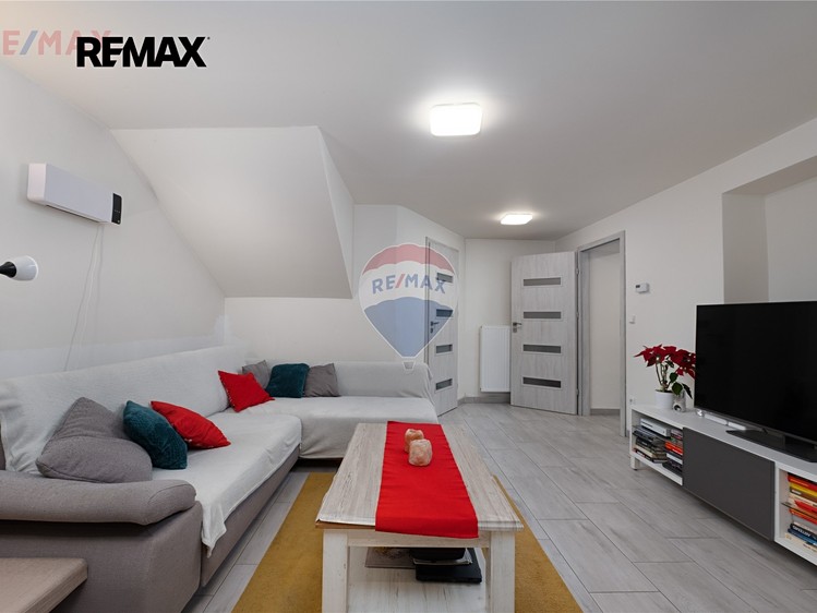 Prodej rodinného domu 193 m², pozemek 675 m² - foto 8