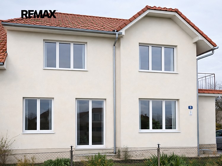 Prodej rodinného domu 180 m², pozemek 1 156 m² - foto 2