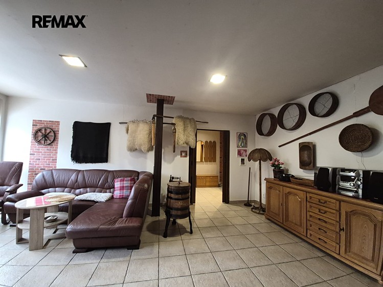 Prodej rodinného domu 680 m², pozemek 1 212 m² - foto 2