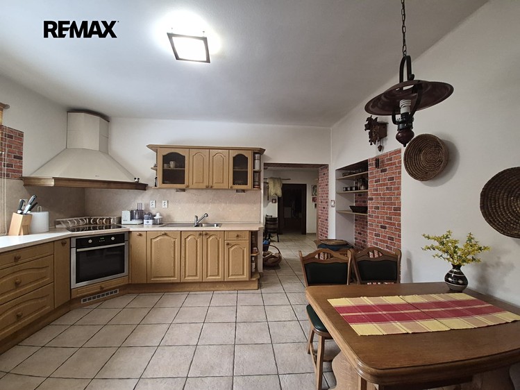 Prodej rodinného domu 680 m², pozemek 1 212 m² - foto 1