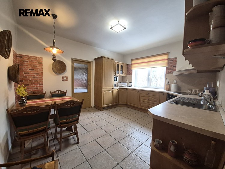 Prodej rodinného domu 680 m², pozemek 1 212 m² - foto 4