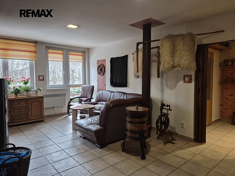 Prodej rodinného domu 680 m², pozemek 1 212 m² - foto 5
