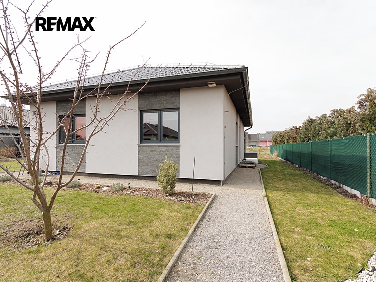 Prodej rodinného domu 92 m², pozemek 738 m² - foto 2