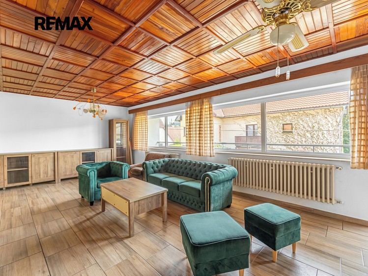 Prodej rodinného domu 189 m², pozemek 596 m² - foto 1