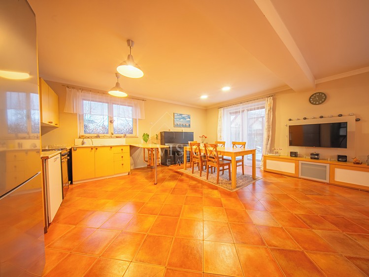 Prodej rodinného domu 200 m², pozemek 882 m² - foto 2