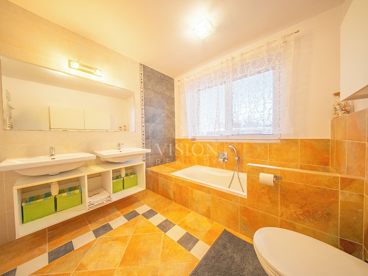 Prodej rodinného domu 200 m², pozemek 882 m² - foto 4
