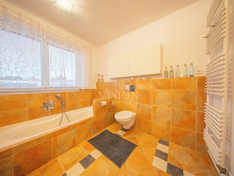 Prodej rodinného domu 200 m², pozemek 882 m² - foto 3