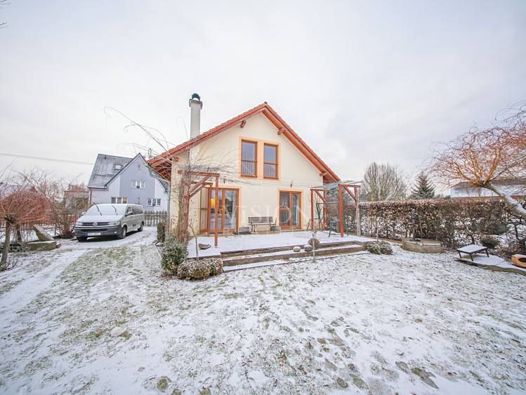 Prodej rodinného domu 200 m², pozemek 882 m² - foto 1