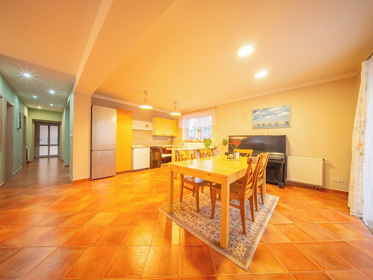 Prodej rodinného domu 200 m², pozemek 882 m² - foto 5