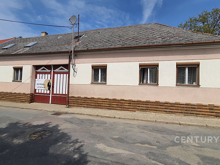Prodej rodinného domu 850 m², pozemek 1 100 m² - foto 1