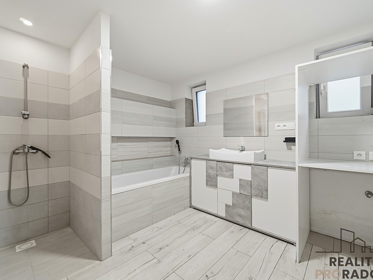 Prodej rodinného domu 190 m², pozemek 660 m² - foto 3
