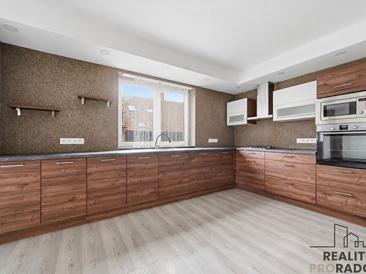 Prodej rodinného domu 190 m², pozemek 660 m² - foto 2