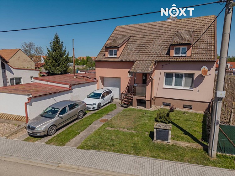 Prodej rodinného domu 214 m², pozemek 828 m² - foto 1